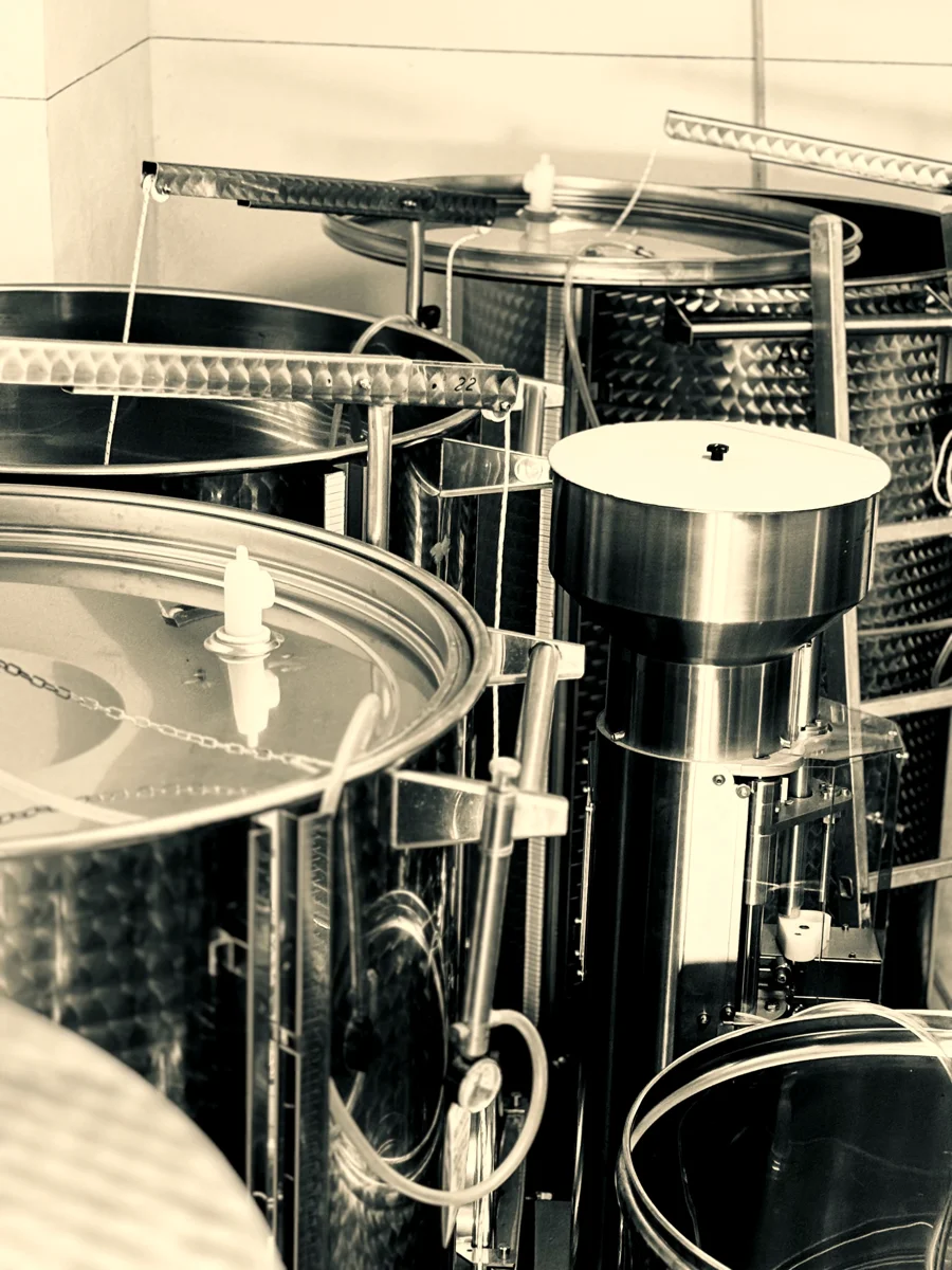 Dettaglio dei tank d'acciaio della cantina, in bianco e nero